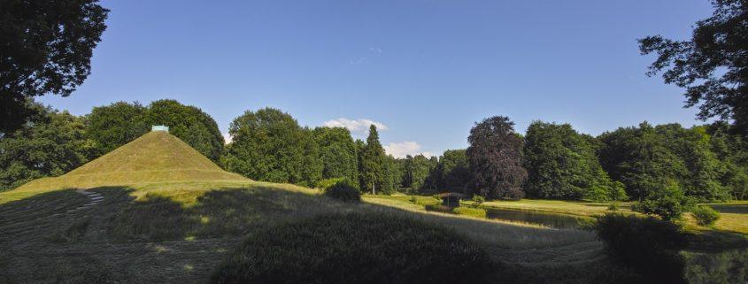 Landpyramide im Schlosspark Branitz, (c) SFPM / Hans Bach, Potsdam