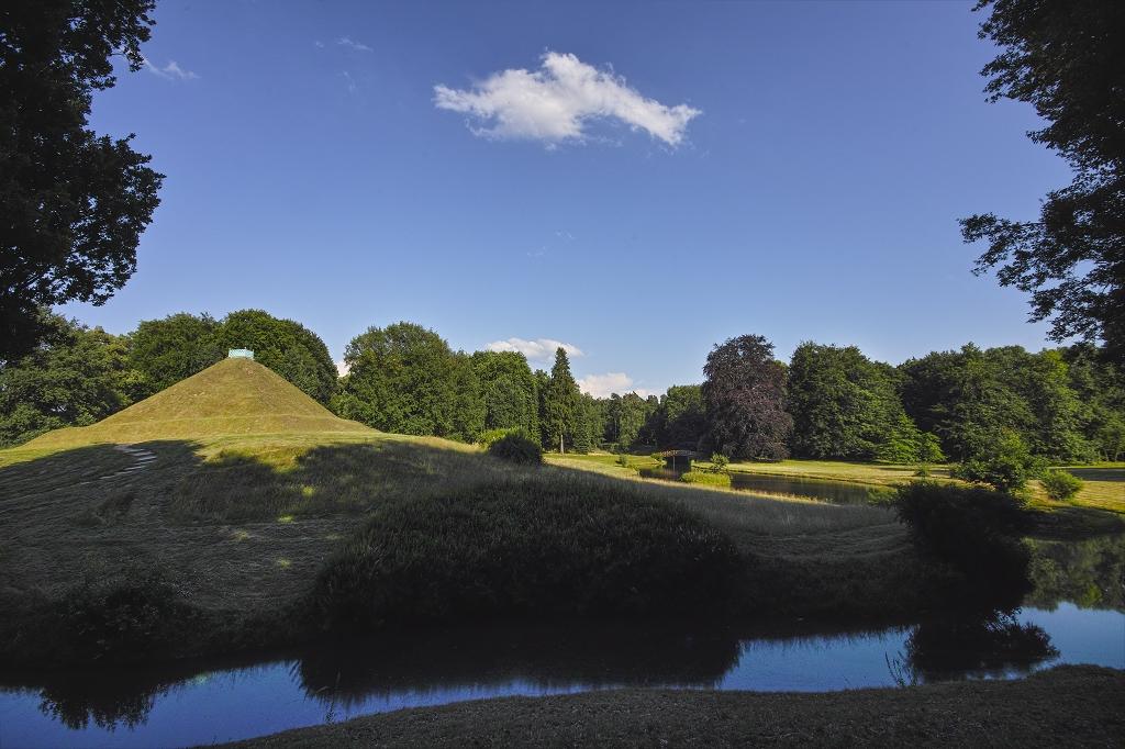 Landpyramide im Schlosspark Branitz, (c) SFPM / Hans Bach, Potsdam