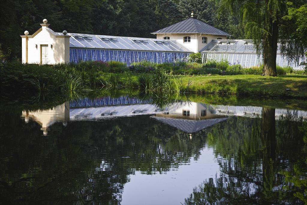 Blick ueber Blumensee auf historische Gewaechshaeuser, ©SFPM/ Hans Bach, Potsdam