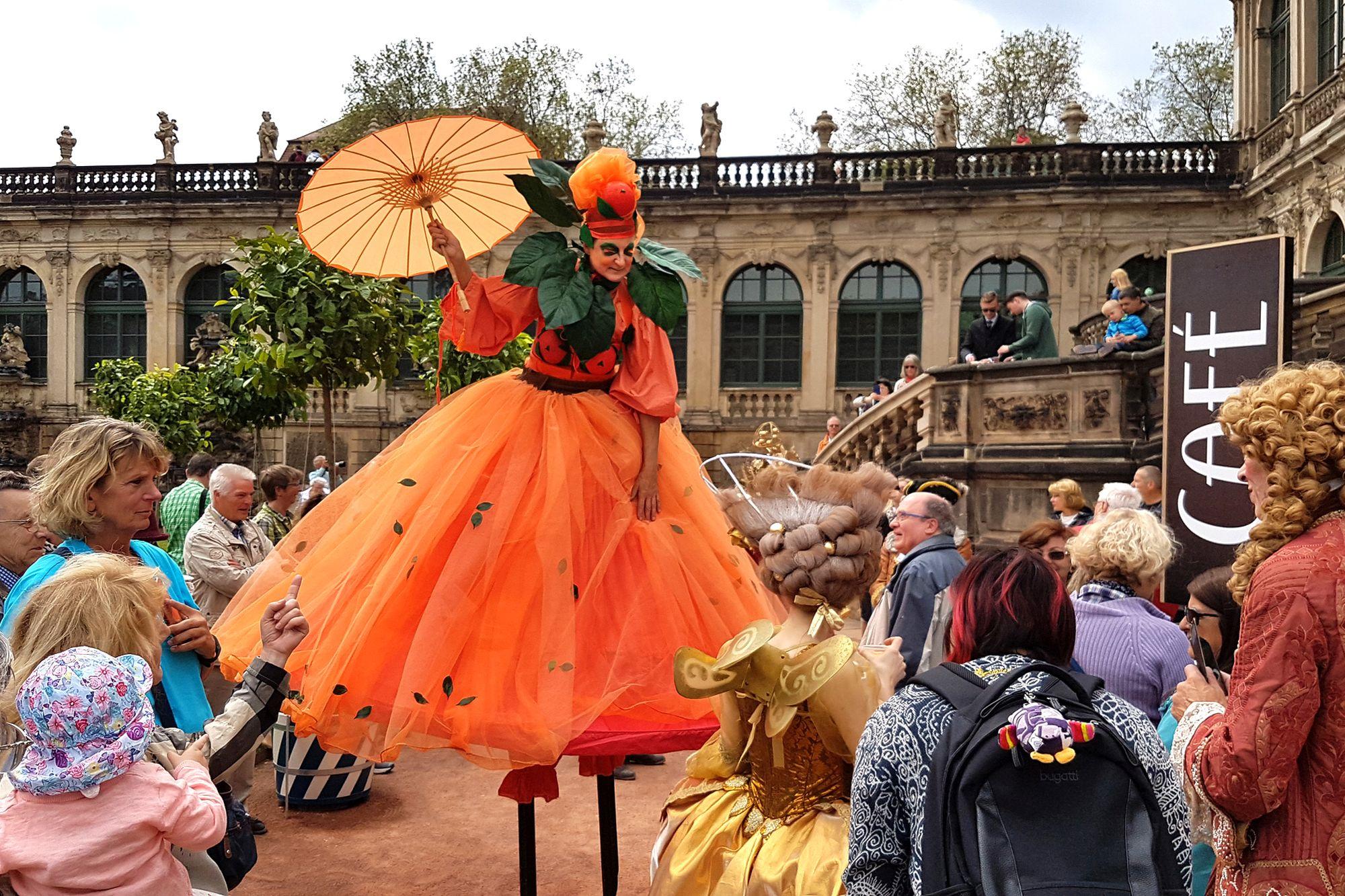 STILTLIFE StreeTTheater NARANJA (c) Schlösserland Sachsen