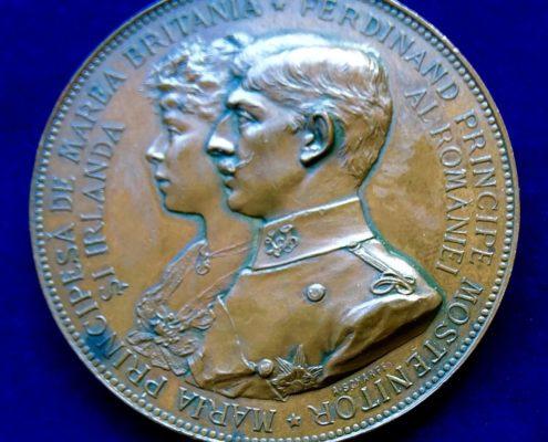 Offizielle Münze anlässlich der Hochzeit von Ferdinand v. Hohenzollern-Sigmaringen und Marie, Prinessin von Edinburgh, Künstler: Anton Scharff (Quelle Wikipedia)
