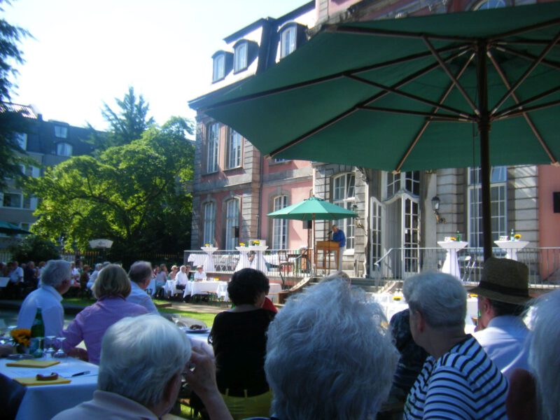 Schloss Jägerhof, Goethemuseum Düsseldorf, Veranstaltung im Garten (c) Goethe-Museum Düsseldorf / Anton-und-Katharina-Kippenberg-Stiftung