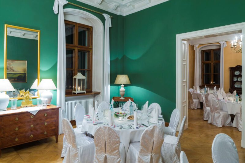 Weingut Schloss Proschwitz, Salons mit gedeckten Tischen, (c) Schlösserland Sachsen/Dittrich
