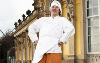 Hofkoch Tamanti bzw. Peter Adamik vor dem Schloss Sanssouci, (c) Peter Adamik 2009
