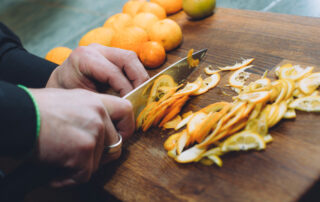 Handarbeit bei der Verarbeitung der Bitterorangen beim Weinhändler Manzke, Barockgarten Großseslitz (c) Schlösserland Sachsen