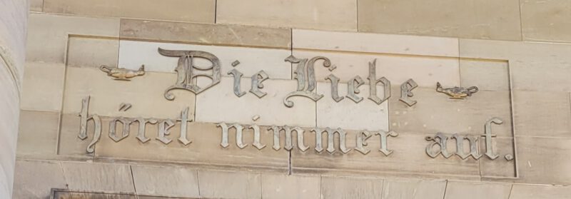 Grabkapelle auf dem Württemberg, Inschrift "Die Liebe höret nimmer auf" über dem Hauptportal, Foto: Andrea Hahn | Text und Presse