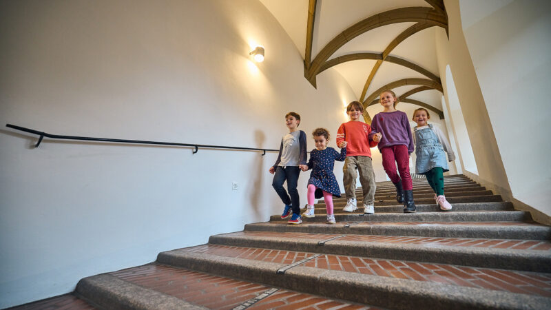 Reitertreppe mit Kindern © Landesmuseum Württemberg, Landesmuseum Württemberg | Foto: M. Schwarz, Sevencity OHG