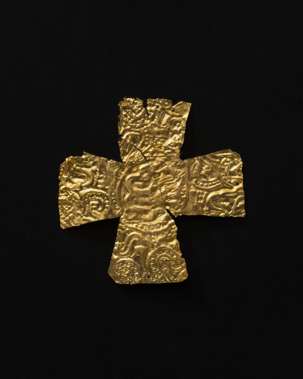 Folienkreuz, Gold, verziert, 7. Jh. | Einteiliges Kreuz mit dem Abdruck eines bärtigen Männergesichts in der Mitte sowie geprägten Tierstilverzierungen an den Kreuzarmen | Fundort: Gammertingen, Grab 21/1904 | Herkunft/Rechte: Landesmuseum Württemberg, Hendrik Zwietasch (CC BY-SA 4.0)