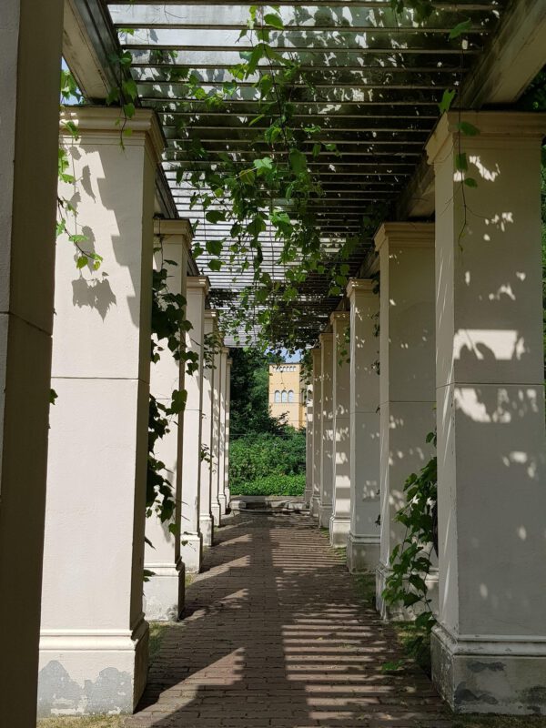 Schloss Glienicke, Pergola am Casino (c) Andrea Hahn | Text & Presse