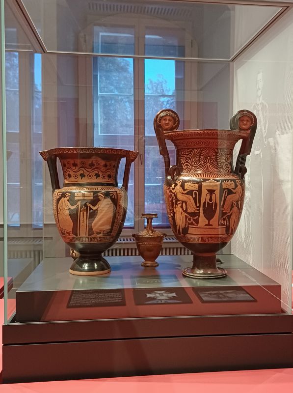 Apulische Vasen aus Ton, 4. Jahrhundert v. Chr.