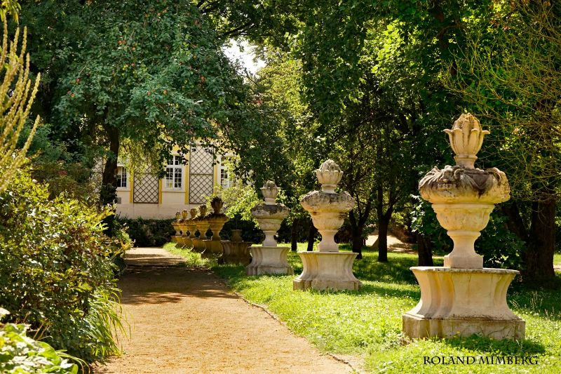 Parkarchitekturen säumen einen der Gartenwege zum Schloss, (c) Foto Roland Mimberg