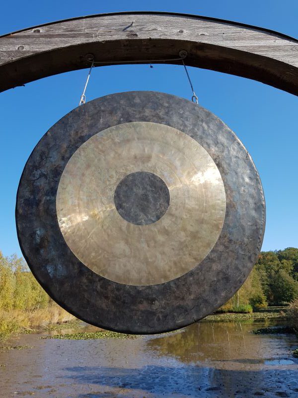 Gong im fernöstlichen Bereich des Schlossparks von Dennenlohe, (c) Foto Andrea Hahn | Text & Presse