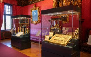 Vitrinen in der Ausstellung "Goldene Zeiten" (c) Hohenzollernschloss Sigmaringen