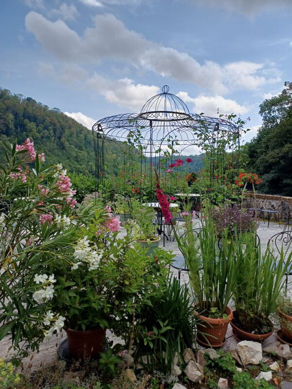 Gartenpavillon in Schloss Weißenstein (BaWü), (c) Andrea Hahn | Text & Presse Gartenpavillon auf der Terrasse von Schloss Weißenstein mit Blumen im Vordergrund und Blick in die Wälder, (c) Andrea Hahn | Text & Presse